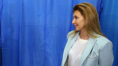 Елена Зеленская наблюдает за своим супругом, кандидатом в президенты от партии "Слуга народа" Владимиром Зеленским на одном из участков города в день второго тура выборов президента Украины (21 апреля 2019). Киев