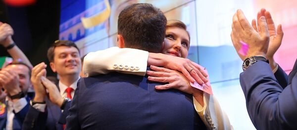 Елена Зеленская поздравляет супруга, кандидата в президенты от партии Слуга народа Владимира Зеленского после объявления первых итогов голосования второго тура выборов президента Украины (21 апреля 2019). Киев - Sputnik Армения