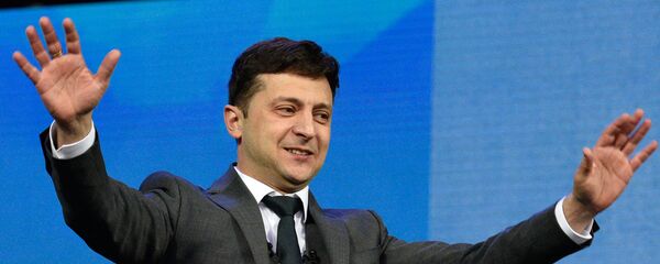 Кандидат в президенты от партии Слуга народа Владимир Зеленский во время дебатов с действующим президентом Украины, кандидатом в президенты Петром Порошенко в НСК Олимпийский (19 апреля 2019). Киев - Sputnik Армения