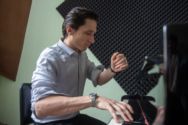 Просто мне без нее плохо! Виртуоз Романовский о музыке, итальянской Армении и попсе Просто мне без нее плохо! Виртуоз Романовский о музыке, итальянской Армении и попсе - Sputnik Армения