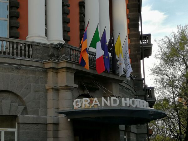 Փաշինյանի աչքից հեռու. Երևանում «սխալ» դրոշների պակաս չկա. ո՞ւմ են ազատելու աշխատանքից - Sputnik Արմենիա