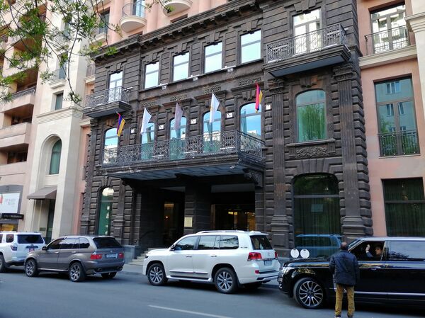 Փաշինյանի աչքից հեռու. Երևանում «սխալ» դրոշների պակաս չկա. ո՞ւմ են ազատելու աշխատանքից - Sputnik Արմենիա