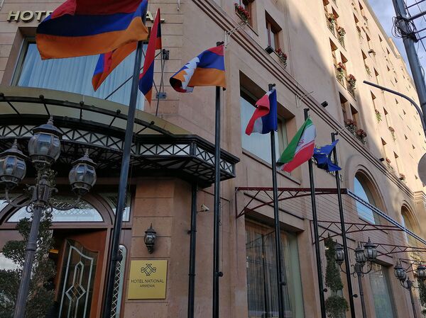 Փաշինյանի աչքից հեռու. Երևանում «սխալ» դրոշների պակաս չկա. ո՞ւմ են ազատելու աշխատանքից - Sputnik Արմենիա