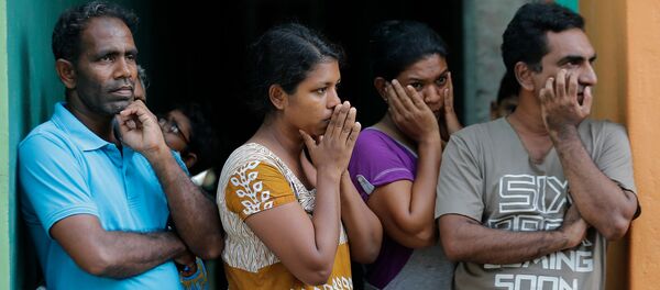 Шри-ланкийцы наблюдают, как сотрудники сил безопасности осматривают подозрительный автомобиль, припаркованный возле святыни Святого Антония, прежде чем он взорвался в Коломбо (22 апреля 2019). Шри-Ланка Шри-ланкийцы наблюдают, как сотрудники сил безопасности осматривают подозрительный автомобиль, припаркованный возле святыни Святого Антония, прежде чем он взорвался в Коломбо (22 апреля 2019). Шри-Ланка - Sputnik Արմենիա
