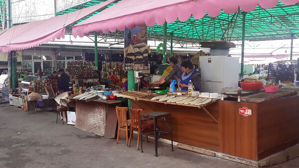 Продавщица женгялов хаца на рынке в Степанакерте - Sputnik Армения