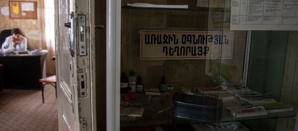 Полка с препаратами первой помощи в поликлинике села Джрарат - Sputnik Արմենիա