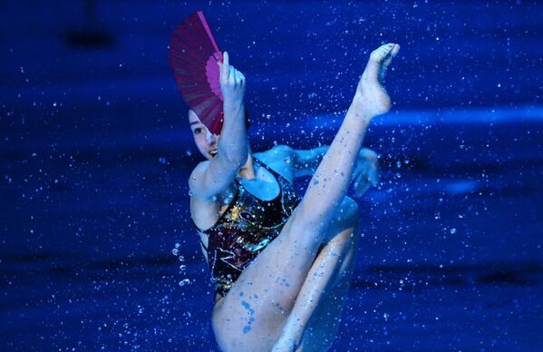 Спортсменка сборной Испании выступает на гала-концерте в рамках III этапа Мировой серии FINA по синхронному плаванию 2019 в Казани - Sputnik Армения