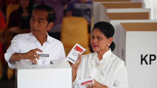 Президент Индонезии Джоко Видодо и первая леди Ириана Джоко Видодо проголосовали на выборах в Джакарте (17 апреля 2019). Индонезия - Sputnik Армения