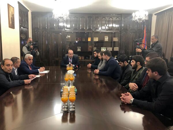 Դահլիճի ծանրաձողերով պարապել է նաև Յուրի Վարդանյանը.Շիրակի հաղթանակած մարզիկների խնդիրները - Sputnik Արմենիա