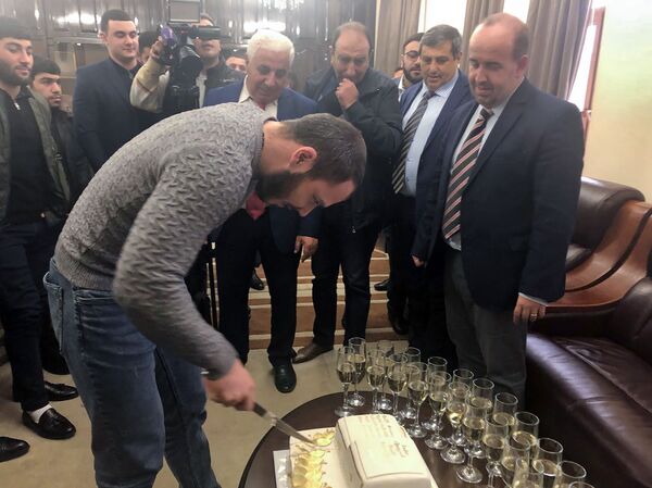 Դահլիճի ծանրաձողերով պարապել է նաև Յուրի Վարդանյանը.Շիրակի հաղթանակած մարզիկների խնդիրները - Sputnik Արմենիա