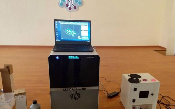 Подаренный Самвелом Бекяном 3D-принтер нового поколения школьной инженерной лаборатории ArMath, Еревaн - Sputnik Армения