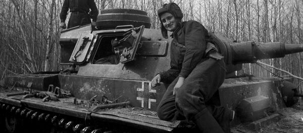 На броне трофейного танка, захваченного в бою под Мгой Ленинградской области. Ленинградский фронт. - Sputnik Армения
