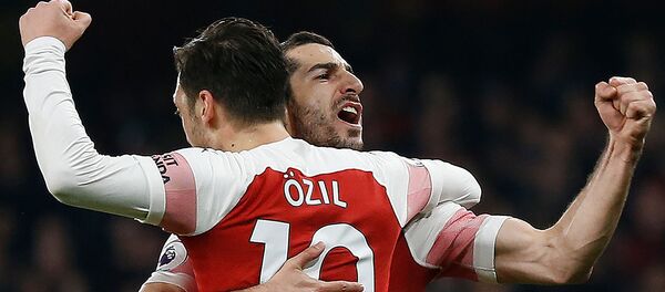 Полузащитники Арсенала Генрих Мхитарян и Месут Озил празднуют очередной гол во время футбольного матча АПЛ между Арсеналом и Борнмутом (27 февраля 2019). Лондон - Sputnik Արմենիա