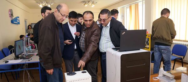 Самвел Бекян и Карен Варданян у 3D-принтера нового поколения в школьной инженерной лаборатории ArMath (23 апреля 2019). Еревaн - Sputnik Армения