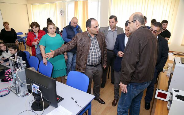 Самвел Бекян и Карен Варданян в школьной инженерной лаборатории ArMath (23 апреля 2019). Еревaн - Sputnik Армения