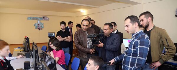 Самвел Бекян и Карен Варданян в школьной инженерной лаборатории ArMath (23 апреля 2019). Еревaн - Sputnik Армения