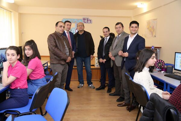 Самвел Бекян, Бабкен Тунян и Карен Варданян в школьной инженерной лаборатории ArMath (23 апреля 2019). Еревaн - Sputnik Армения