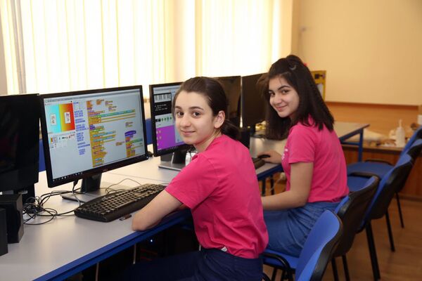 Ученицы школьной инженерной лаборатории ArMath (23 апреля 2019). Еревaн - Sputnik Армения