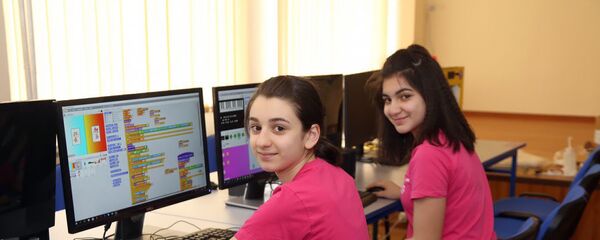 Ученицы школьной инженерной лаборатории ArMath (23 апреля 2019). Еревaн - Sputnik Արմենիա