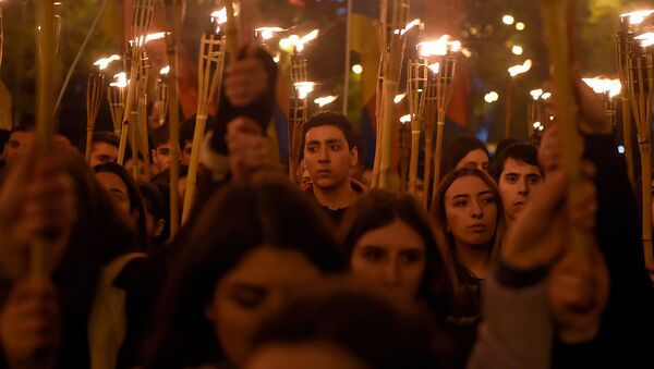 Активисты на традиционном факельном шествии (23 апреля 2019). Еревaн - Sputnik Армения