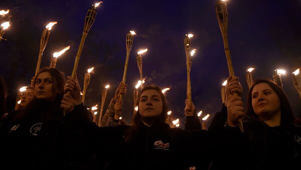 Активисты на традиционном факельном шествии (23 апреля 2019). Еревaн - Sputnik Армения