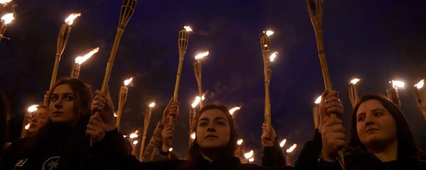 Активисты на традиционном факельном шествии (23 апреля 2019). Еревaн - Sputnik Армения