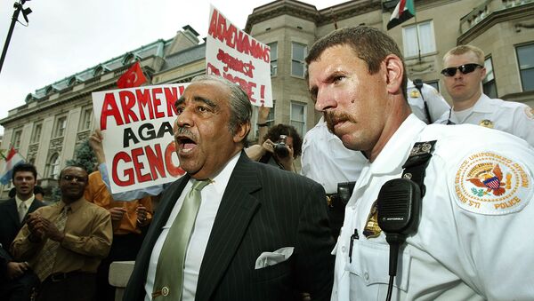 Арестованный Чарльз Рейнджел (в центре) во время протеста перед посольством Судана (13 июля 2004). Вашингтон - Sputnik Армения