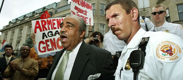 Арестованный Чарльз Рейнджел (в центре) во время протеста перед посольством Судана (13 июля 2004). Вашингтон - Sputnik Армения