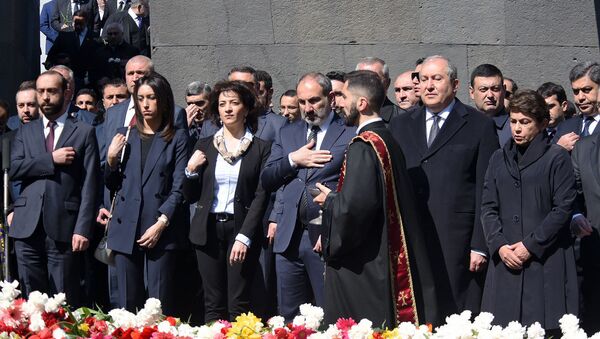 Высшее руководство страны в мемориальном комплексе Цицернакаберд (24 апреля 2019). Еревaн - Sputnik Армения