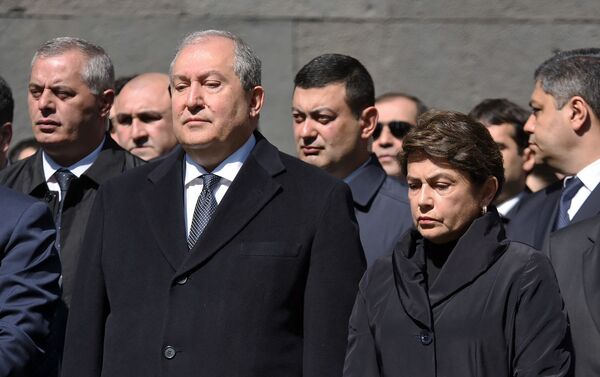 Президент Армен Саркисян с супругой Нунэ Саркисян в мемориальном комплексе Цицернакаберд (24 апреля 2019). Еревaн - Sputnik Армения
