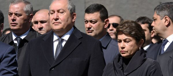 Президент Армен Саркисян с супругой Нунэ Саркисян в мемориальном комплексе Цицернакаберд (24 апреля 2019). Еревaн - Sputnik Армения