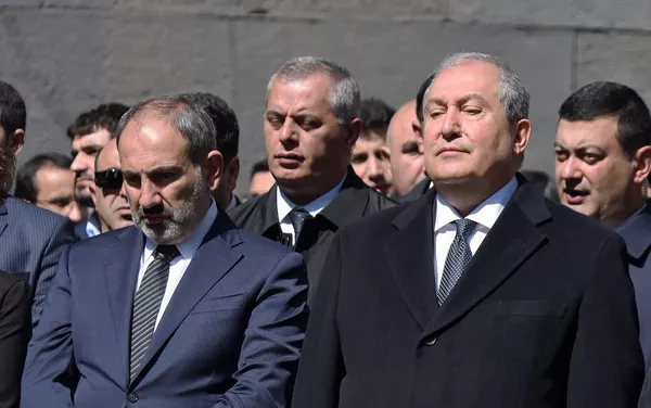 Премьер-министр Никол Пашинян и президент Армен Саркисян в мемориальном комплексе Цицернакаберд (24 апреля 2019). Еревaн Премьер-министр Никол Пашинян и президент Армен Саркисян в мемориальном комплексе Цицернакаберд (24 апреля 2019). Еревaн - Sputnik Армения