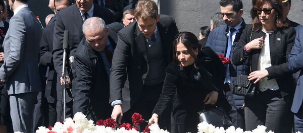 Николя Азнавур в мемориальном комплексе Цицернакаберд (24 апреля 2019). Еревaн - Sputnik Արմենիա