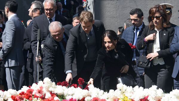 Николя Азнавур в мемориальном комплексе Цицернакаберд (24 апреля 2019). Еревaн - Sputnik Армения