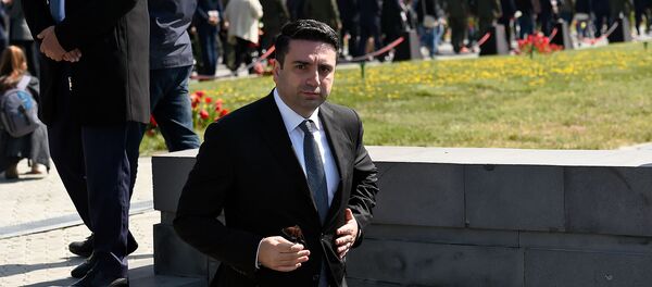 Вице-спикер Национального собрания Ален Симонян в мемориальном комплексе Цицернакаберд (24 апреля 2019). Еревaн Вице-спикер Национального собрания Ален Симонян в мемориальном комплексе Цицернакаберд (24 апреля 2019). Еревaн - Sputnik Армения