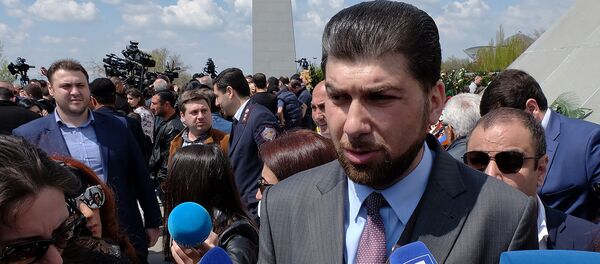 Давид Санасарян в мемориальном комплексе Цицернакаберд (24 апреля 2019). Еревaн Давид Санасарян в мемориальном комплексе Цицернакаберд (24 апреля 2019). Еревaн - Sputnik Արմենիա