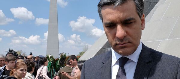 Омбудсмен Армении Арман Татоян в мемориальном комплексе Цицернакаберд (24 апреля 2019). Еревaн Омбудсмен Армении Арман Татоян в мемориальном комплексе Цицернакаберд (24 апреля 2019). Еревaн - Sputnik Արմենիա