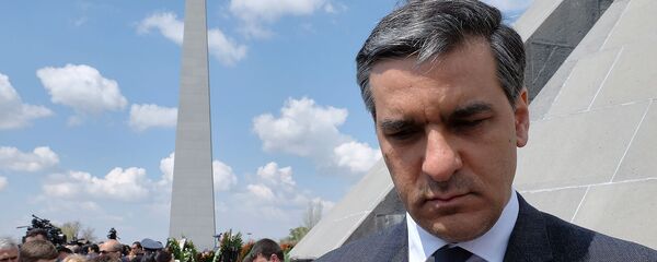 Омбудсмен Армении Арман Татоян в мемориальном комплексе Цицернакаберд (24 апреля 2019). Еревaн - Sputnik Արմենիա