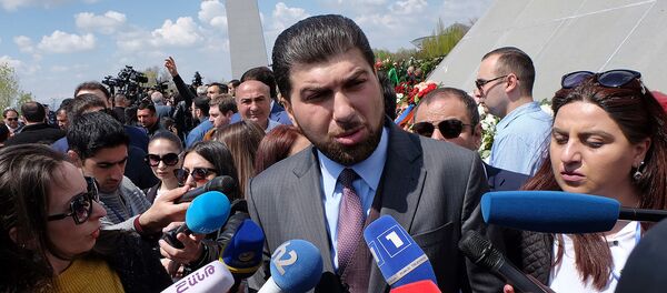 Давид Санасарян в мемориальном комплексе Цицернакаберд (24 апреля 2019). Еревaн Давид Санасарян в мемориальном комплексе Цицернакаберд (24 апреля 2019). Еревaн - Sputnik Армения