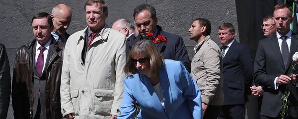 Чрезвычайный и Полномочный посол США в Армении Линн Трейси в мемориальном комплексе Цицернакаберд (24 апреля 2019). Еревaн Чрезвычайный и Полномочный посол США в Армении Линн Трейси в мемориальном комплексе Цицернакаберд (24 апреля 2019). Еревaн - Sputnik Արմենիա