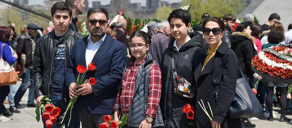  Певец Арсен Григорян с семьей в мемориальном комплексе Цицернакаберд (24 апреля 2019). Еревaн - Sputnik Արմենիա