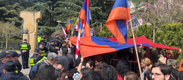Мирная акция протеста армян перед посольством Турции в Грузии (24 апреля 2019). Тбилиси - Sputnik Армения