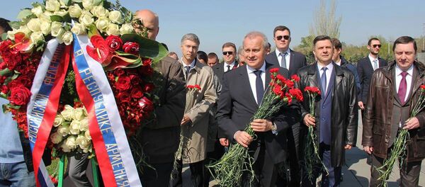 Сотрудники посольства России в Армении во главе с послом Сергеем Копыркиным в мемориальном комплексе Цицернакаберд (24 апреля 2019). Еревaн - Sputnik Արմենիա