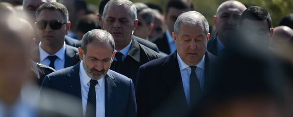 Премьер-министр Никол Пашинян и президент Армен Саркисян в мемориальном комплексе Цицернакаберд (24 апреля 2019). Еревaн - Sputnik Армения