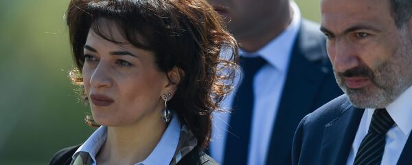 Премьер-министр Никол Пашинян с супругой Анной Акопян в мемориальном комплексе Цицернакаберд (24 апреля 2019). Еревaн - Sputnik Արմենիա