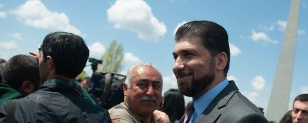 Давид Санасарян в мемориальном комплексе Цицернакаберд (24 апреля 2019). Еревaн - Sputnik Армения