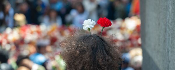 Посетитель в мемориальном комплексе Цицернакаберд (24 апреля 2019). Еревaн Посетитель в мемориальном комплексе Цицернакаберд (24 апреля 2019). Еревaн - Sputnik Армения