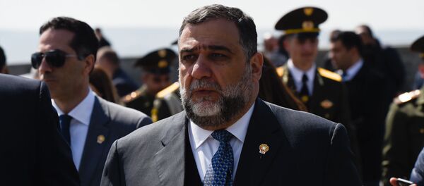 Рубен Варданян в мемориальном комплексе Цицернакаберд (24 апреля 2019). Еревaн Рубен Варданян в мемориальном комплексе Цицернакаберд (24 апреля 2019). Еревaн - Sputnik Արմենիա