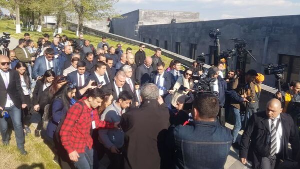 Третий президент Армении Серж Саргсян в мемориальном комплексе Цицернакаберд (24 апреля 2019). Еревaн - Sputnik Армения