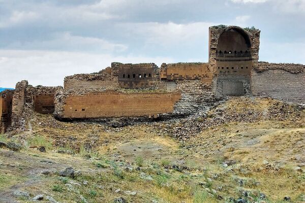 Крепостные стены и башня в Ани - Sputnik Армения